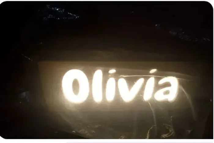 Tô vendendo lindo abajur com Nome Olivia