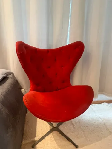 Vendo cadeira vermelha elegante