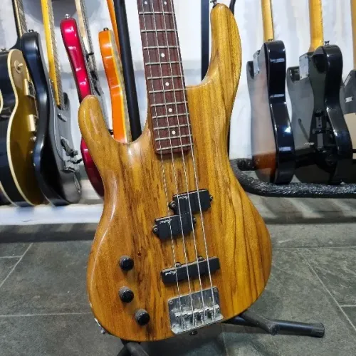 Baixo Aria/Luthier Canhoto (Musicalvo)