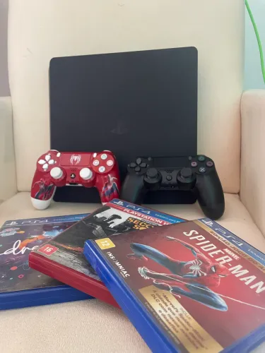 PS4 SLIM 1TERA COM 2 CONTROLES E VÁRIOS JOGOS 