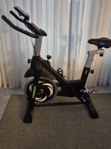 Bicicleta Spinning Winnek Enduro Com Roda de Inércia de 20kg e Bluetooth