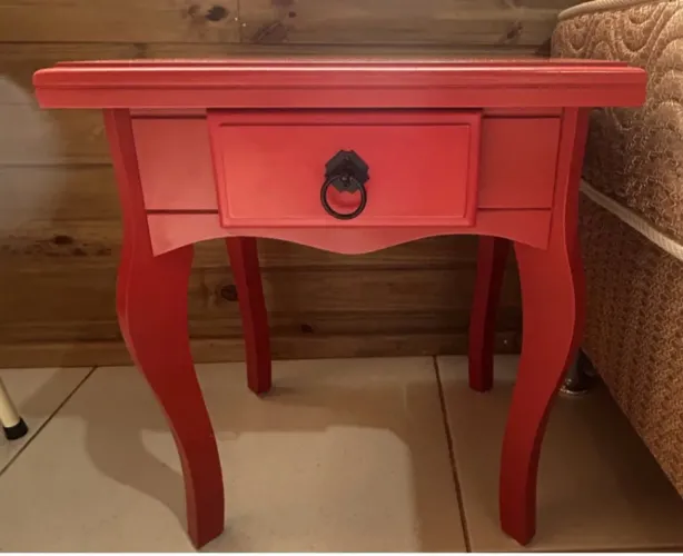 Criado mudo vermelho