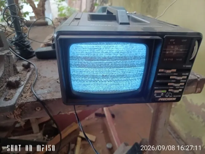 Vendo Mini TV e rádio antigo pressison funcionando rádio e TV tem que colocar o conversor