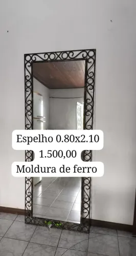 Espelho com moldura de ferro 