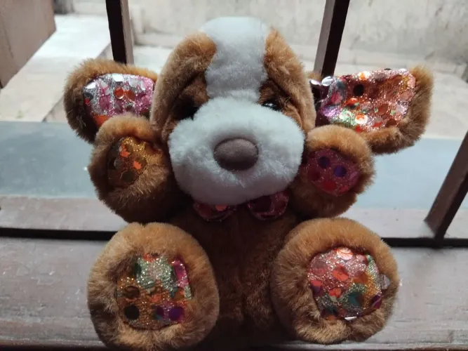 Cachorro de pelúcia com detalhes em lantejoulas.Anos 90.
