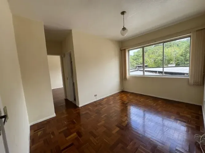 Alugo apartamento de um quarto com garagem no Centro de Petrópolis
