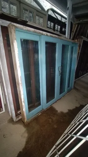 Janela de casa de madeira vende-se