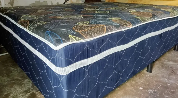 Vende-se cama box de casal com espuma acoplado nela valor 270 ZAP *