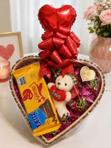 Bandeja de coração com chocolates