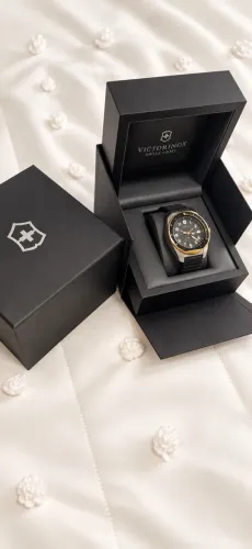 Relógio Victorinox Swiss Army preto e dourado