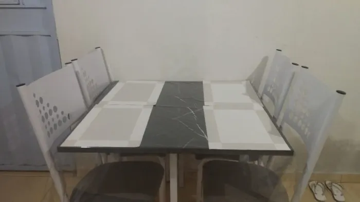 Vendo mesa de mármore com 4 cadeiras