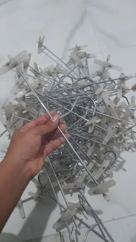Cabide de aço , sendo 100, sai a 0,90 centavos cada
