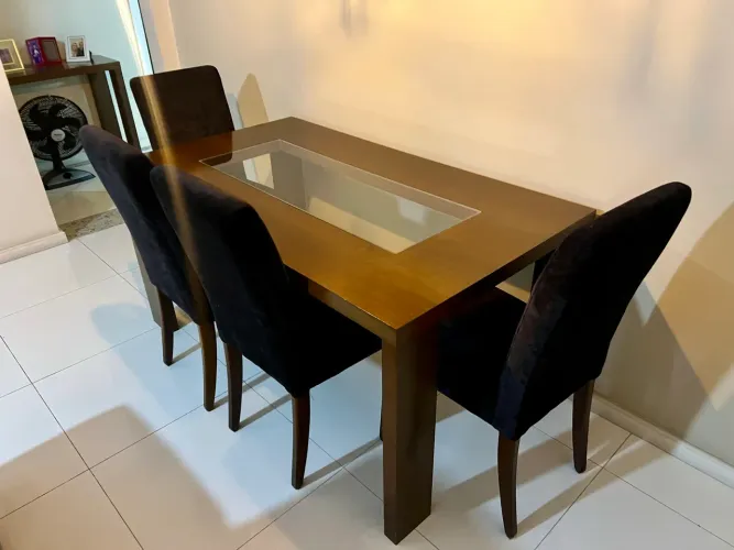 Mesa de 6 lugares com 4 cadeira estofadas.