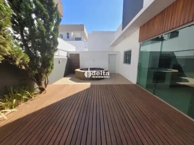 Casa em condomínio com 3 suítes disponível para locação e venda no bairro Nova Uberlândia