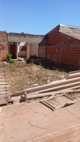 Vendo casa outro troco por carro do meu interesse 