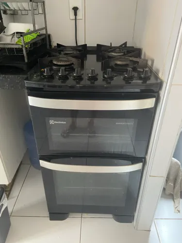 Fogão Eletrolux 4 bocas com arfyer integrado sendo dois fornos elétrico e a gás