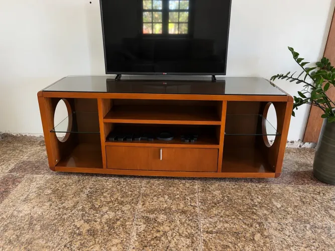 Rack para TV de madeira com tampo de vidro e prateleiras de vidro