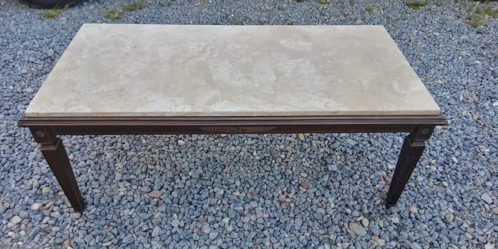 Mesa Antiga de Madeira e Mármore. Com detalhes