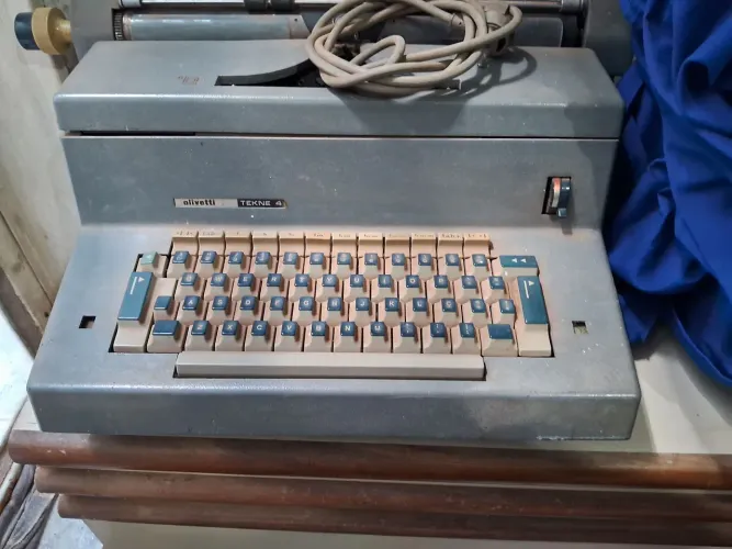 Máquina de Escrever Eletrônica Olivetti