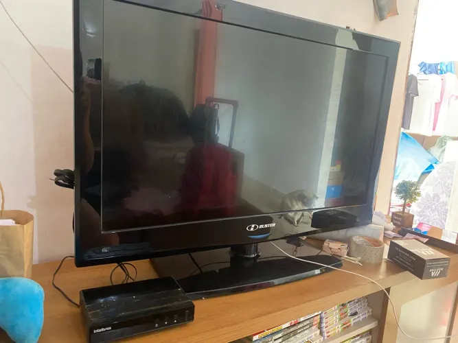 Tv 32 LCD não é smart, com aparelho de antena