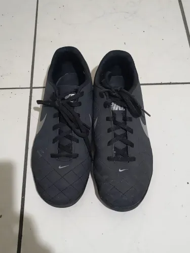 Chuteira Nike preta número 40