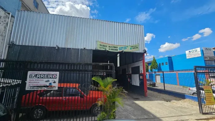 Galpão na Via do Minério Barreiro (bairro Diamante) com estacionamento  e entrada para cam