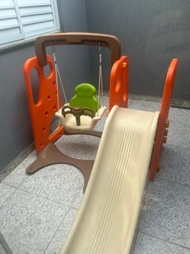Brinquedo escorregador e balanço