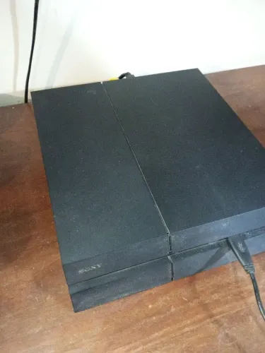 PS4 - 1 Controle original e 4 jogos cabos originais