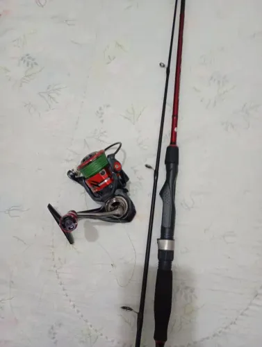 Vara de pesca com molinete 