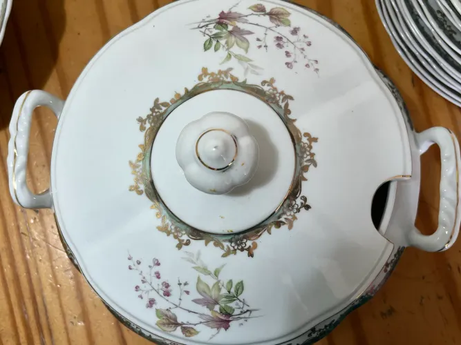 Aparelho de jantar antigo em porcelana