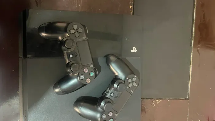 Playstation 4, 2 controles 1 tera de hd