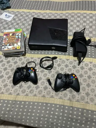 Xbox 360 desbloqueado e com vários jogos no HD e no CD