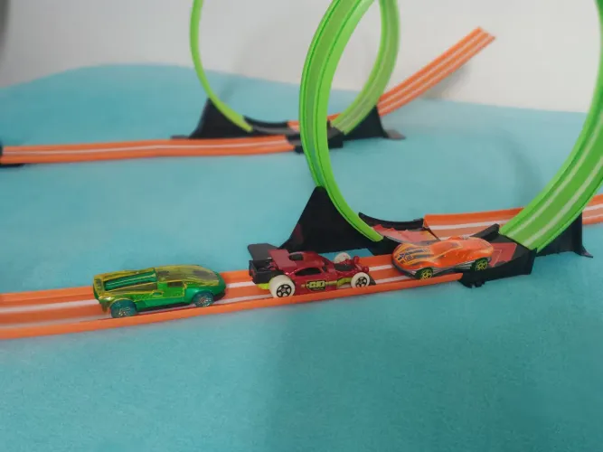 Pista looping e carrinhos hotwills