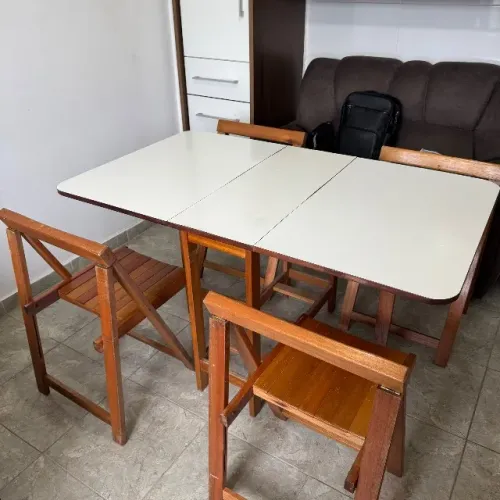 Mesa de jantar dobrável com 4 cadeiras