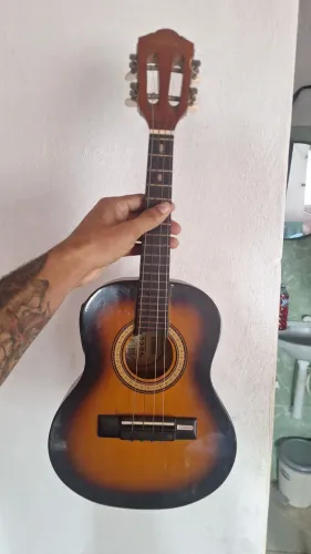 Vende-se cavaquinho elétrico seminovo por apenas 350 ,tbm faço negócio *24