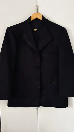 Terno preto com detalhes acetinado 