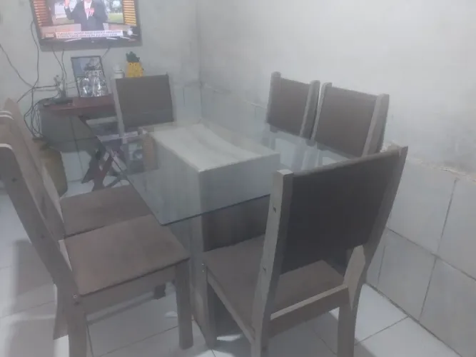 Mesa de vidro com 6 cadeiras
