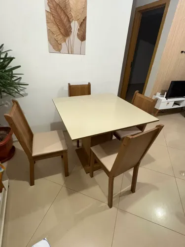 Mesa semi nova 4 cadeiras