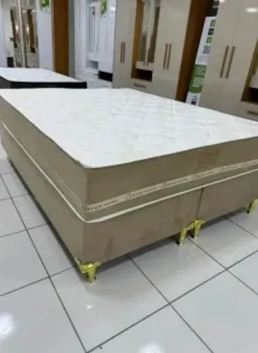 Conforto e economia: Cama Queen com Molas Ensacadas e Revestimento em Tecido Poliéster