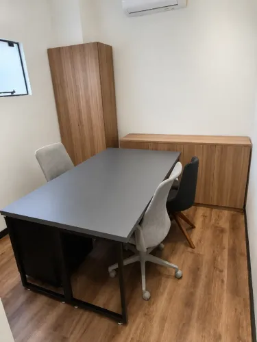 Conjunto de móveis para escritório: mesa grande e 2 armários
