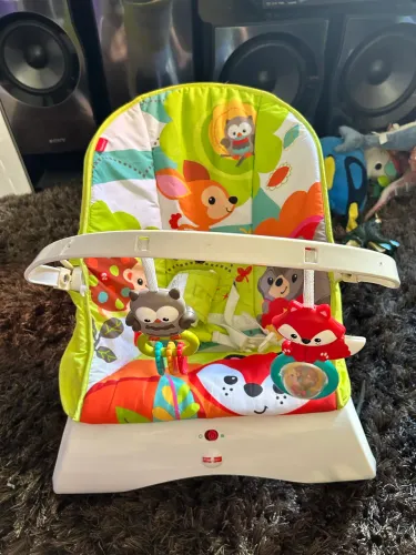 Cadeirinha de descanso Fisher-Price amigos da floresta com barra de brinquedos removível.