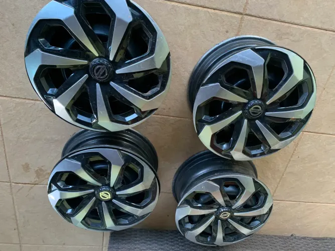 Jogo de Rodas aro 15 4x100 com calotas tarântula