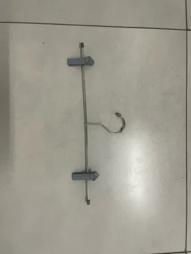 Cabide metálico com presilhas ajustáveis