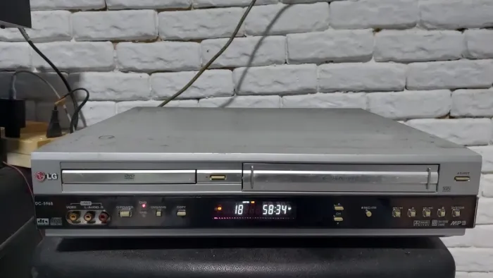 Aparelho de vídeo cassete e DVD LG DC-596B.