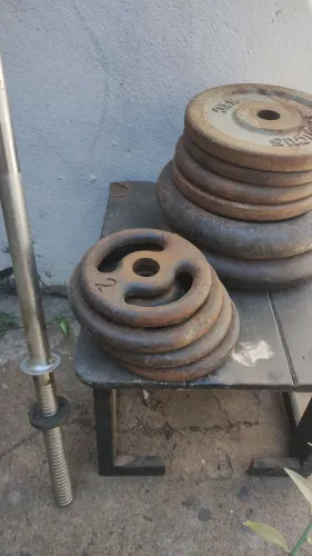 Anilhas e barra de supino e agachamento de ferro maciço