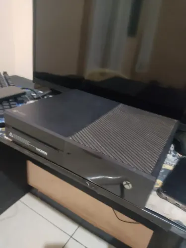 Xbox one + 2 controles etc.