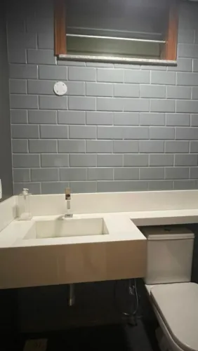 Bancada de Banheiro em Mármore Branco com Cuba Esculpida - Feita sob medida