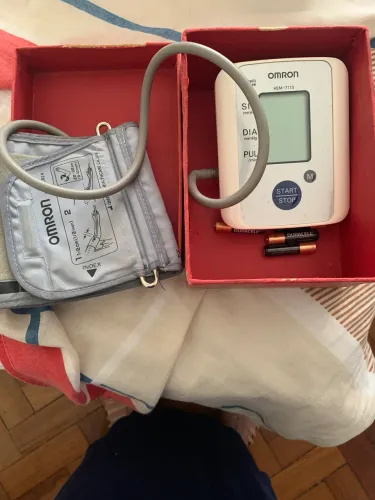 Omron HEM-7113 Medidor De Pressão Digital Pilha AA