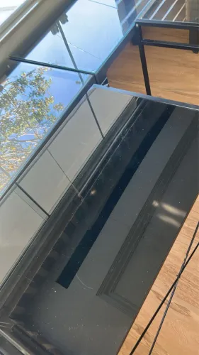 Mesa de aço com tampo de vidro TokStok 