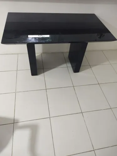 Mesa de jantar preta moderna